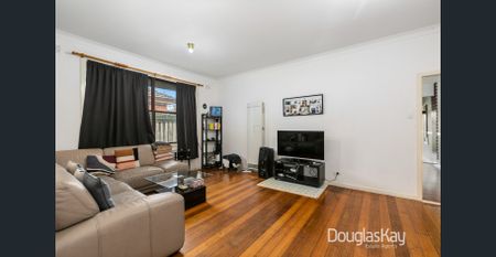 Comfortable Unit in Prime Location - Photo 2