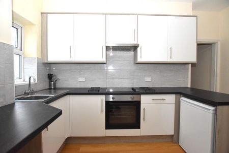1 bedroom Flat To Let - Photo 2