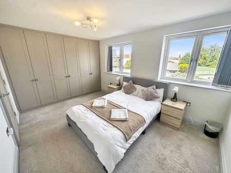 4 bedroom semi-detached house to rent - Photo 4