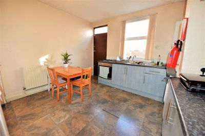 3 bedroom House in Burley Lodge Terrace, Leeds - Photo 3