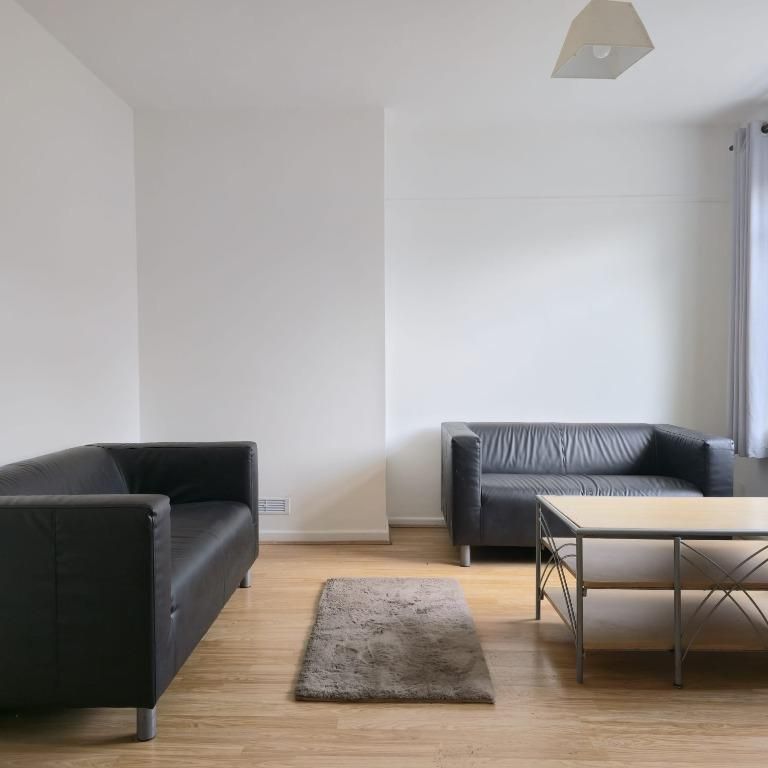 4 bedroom semi-detached house to rent - Photo 1