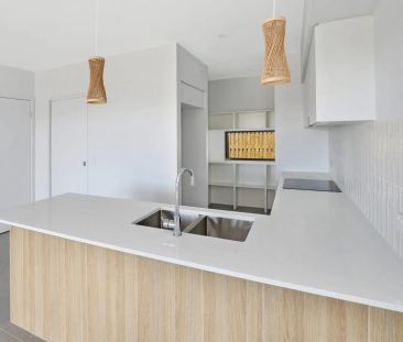 Contemporary Living with Space, Style & Comfort - Photo 6