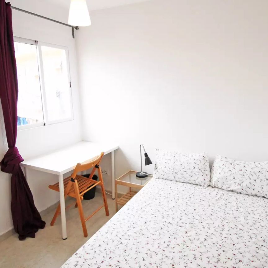 Luminous room with chest of drawers in shared apartment, Sants - Photo 1
