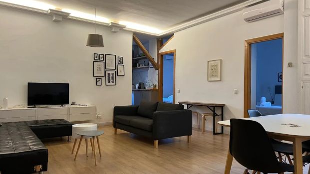 2-bedroom apartment for rent in Almagro - Photo 1