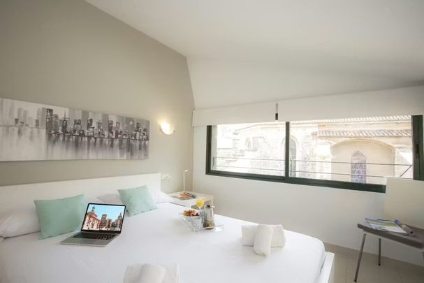 Plaça Miracle del Mocadoret, Valencia, Valencian Community 46001 - Photo 1