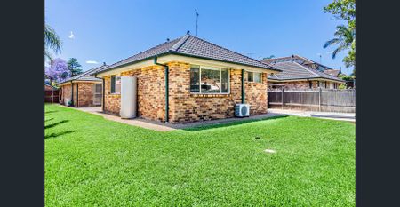 Freshly painted with new flooring - Photo 2