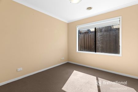 Spacious Family Living with Room for Everyone!! - Photo 4