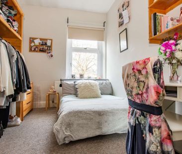 Large extension to kitchen/lounge with landscaped rear garden - Photo 3
