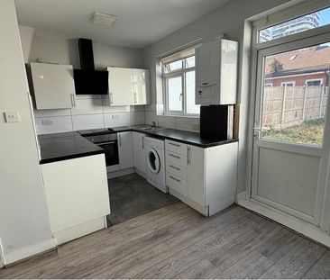 4 bedroom terraced house to rent - Photo 2