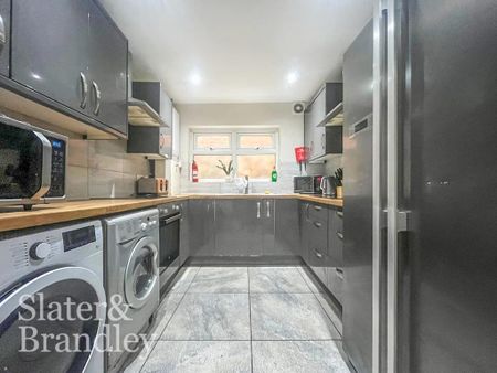 1 bedroom in a house share to rent - Photo 5