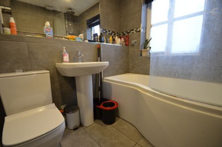 4 bedroom Detached house to rent - Photo 5