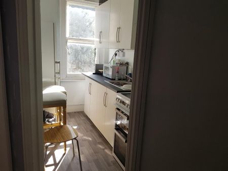 1 bedroom in a flat share to rent - Photo 3