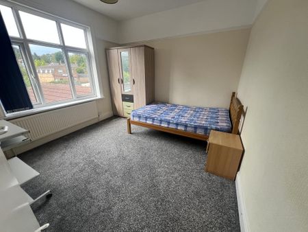 5 bedroom end of terrace house to rent - Photo 3