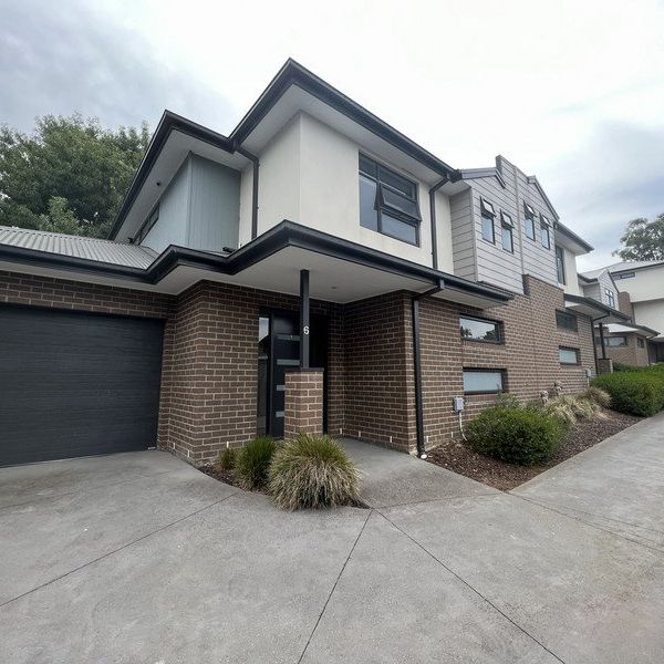 Large 2 Bedroom Townhouse - Photo 1