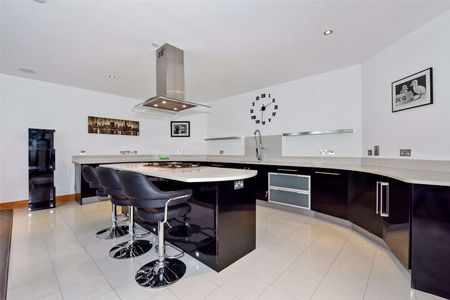 A beautifully presented modern home set behind gates located on the prestigious Rotherfield Road. - Photo 3