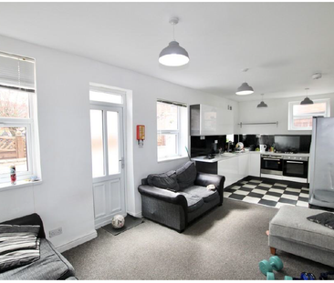 West Parade, Lincoln - Spacious Student House - Photo 3