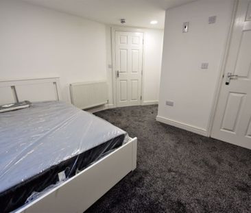 3 bedroom Flat in Flat A, (Ground) - Photo 2
