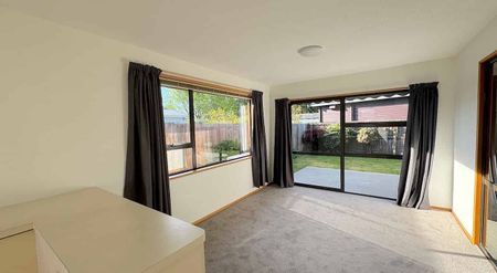 A home neat as a pin with new carpet - Photo 5