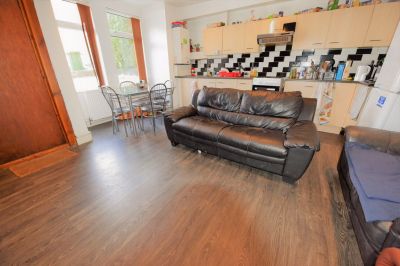 4 bedroom House in Royal Park View, Leeds - Photo 4