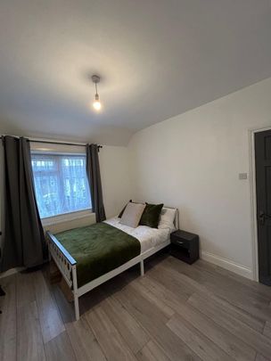 Room in a Shared House, Capstone Road, BR1 - Photo 1