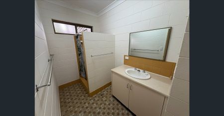 TIDY GROUND FLOOR UNIT IN SMALL COMPLEX OF 4 - Photo 5