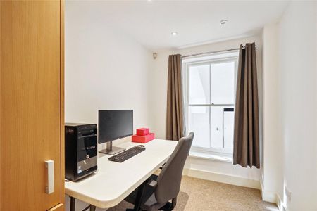 3 bedroom flat in Earls Court - Photo 4