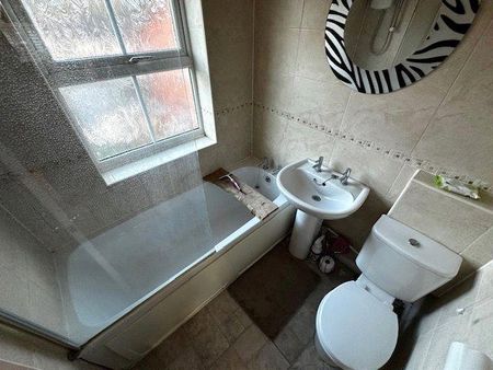 2 bedroom semi-detached house to rent - Photo 3