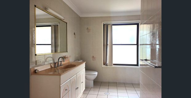 Family home in River Downs, Helensvale - Photo 1