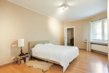 Woning met 5 slaapkamers, 2 badkamers en ruim magazijn en/of 4 à 5 parkeerplaatsen! - Foto 5