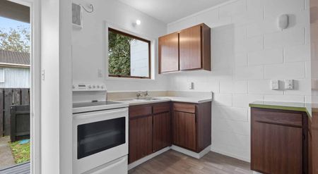 Spacious 2 Bedroom Unit Fresh, Sunny & Move In Ready - Photo 4