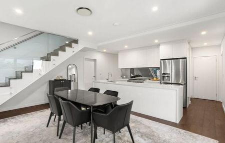 Modern Family Home - Photo 2