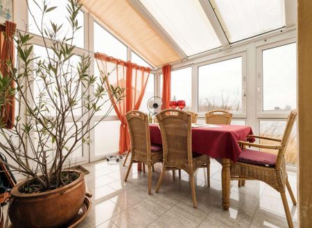 Wohnen mit Hauscharakter! Großzügige Wohneinheit in ruhiger und grüner Umgebung - Photo 3