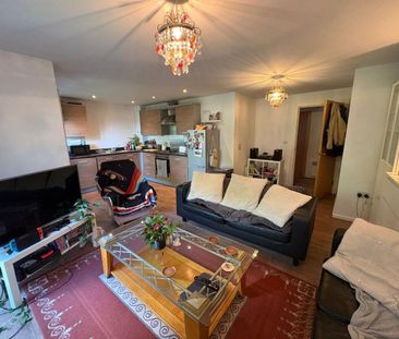 2 bedroom Flat To Let - Photo 3