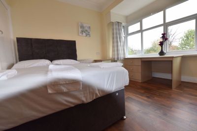 10 bedroom House in Otley Road, Leeds - Photo 4