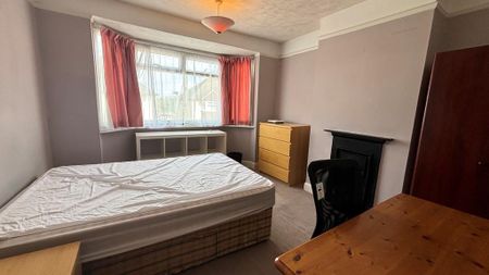 4 bedroom semi-detached house to rent - Photo 3