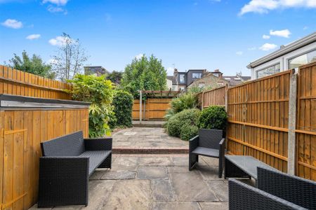 2 bedroom end of terrace house to rent - Photo 3