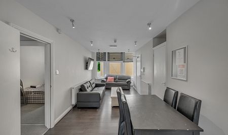 Spacious 3-Bed, 1-Bath Student Flat with Large Communal Garden & Free Parking - Photo 3