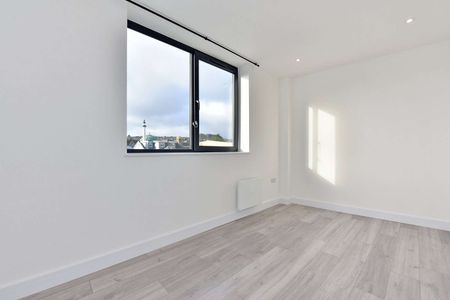 A modern second floor apartment located in the centre of High Wycombe. - Photo 3