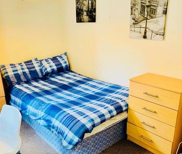 Room 3 En-Suite, 44 Rathcoole Street, Lisburn Road, Belfast, BT9 7GA - Photo 3