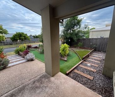 Large Modern 4 Bedroom Home - Photo 2