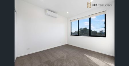 Stunning 3 Bedroom Townhouse! - Photo 4