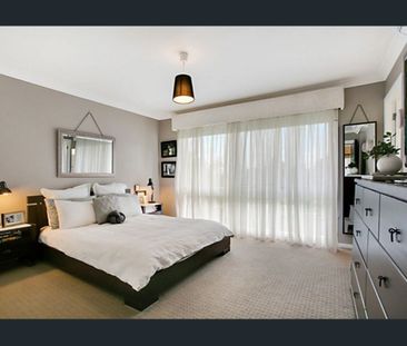 Stunning Four Bedroom House With Air Conditioning - Photo 5