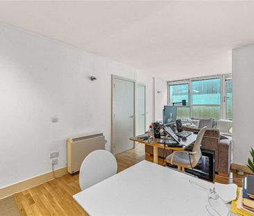 A duplex apartment in Wapping, near to St Katharine Docks, Aldgate ... - Photo 1