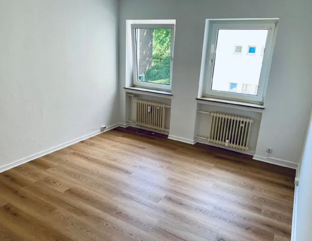 Stilvolle 2-Zimmer-Wohnung mit 2 Balkonen und Doppelstellplatz in Bestlage von Düsseldorf-Oberkassel - Photo 1