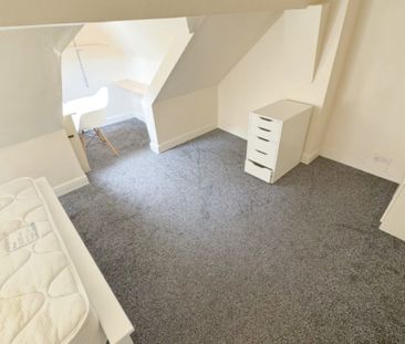 8 Bedroom Semi-Detached House - Photo 3