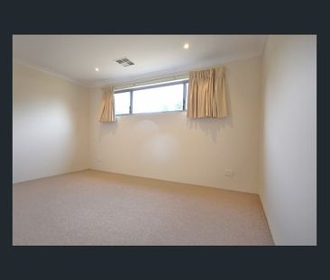 LARGE 4 BEDROOM FAMILY HOME IN PRIME LOCATION - Photo 5