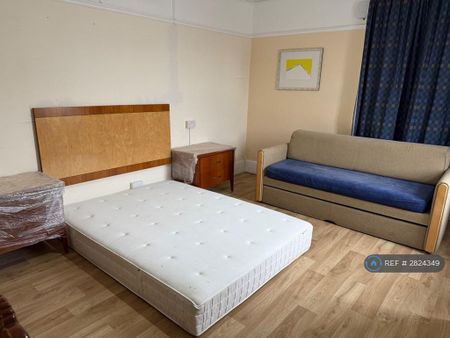 1 bedroom in a house share to rent - Photo 2