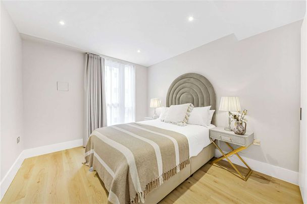 Recently refurbished three bedroom apartment in a high specification new development on Baker Street - Photo 1