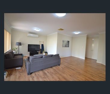STUNNING 3 BEDROOM FAMILY HOME - Photo 4