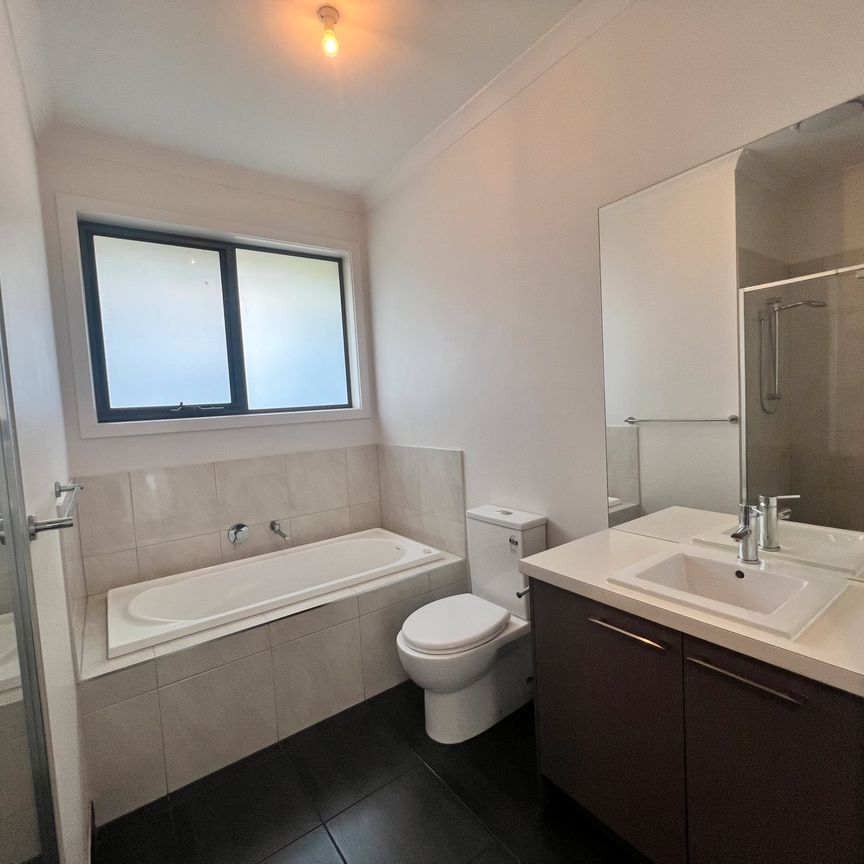 GREAT LOCATION - IMMACULATE THROUGHOUT - Photo 1